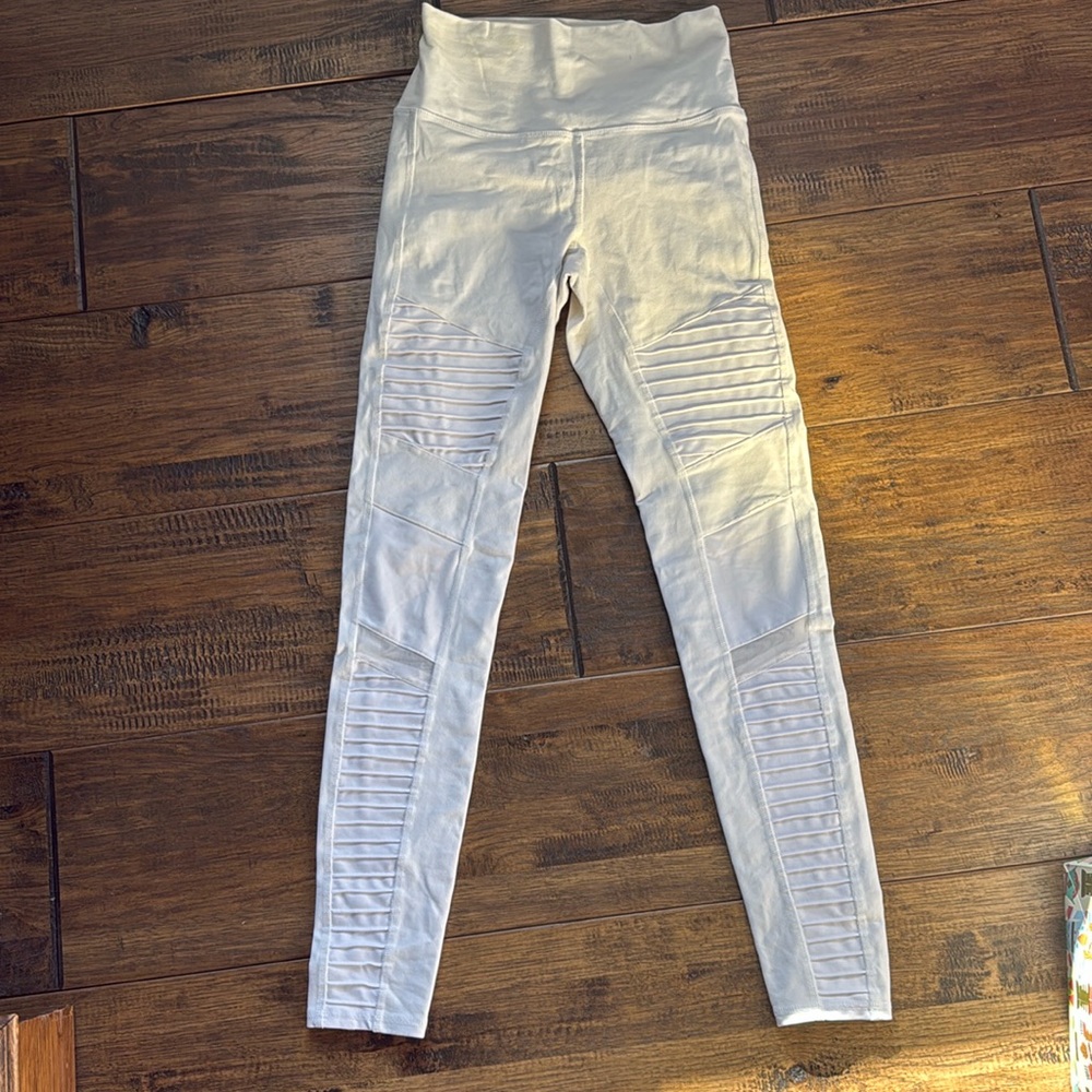 ALO WHITE LEGGINGS SIZE M